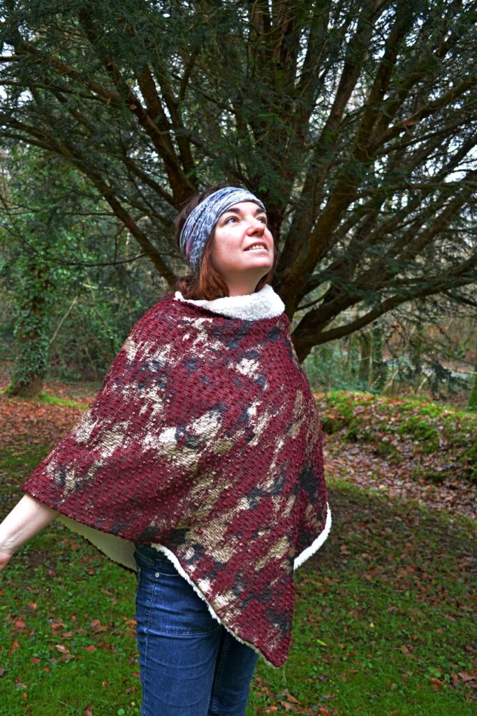 poncho en moumoute beige et bordeaux