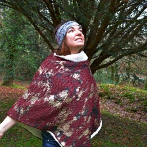 poncho en moumoute beige et bordeaux