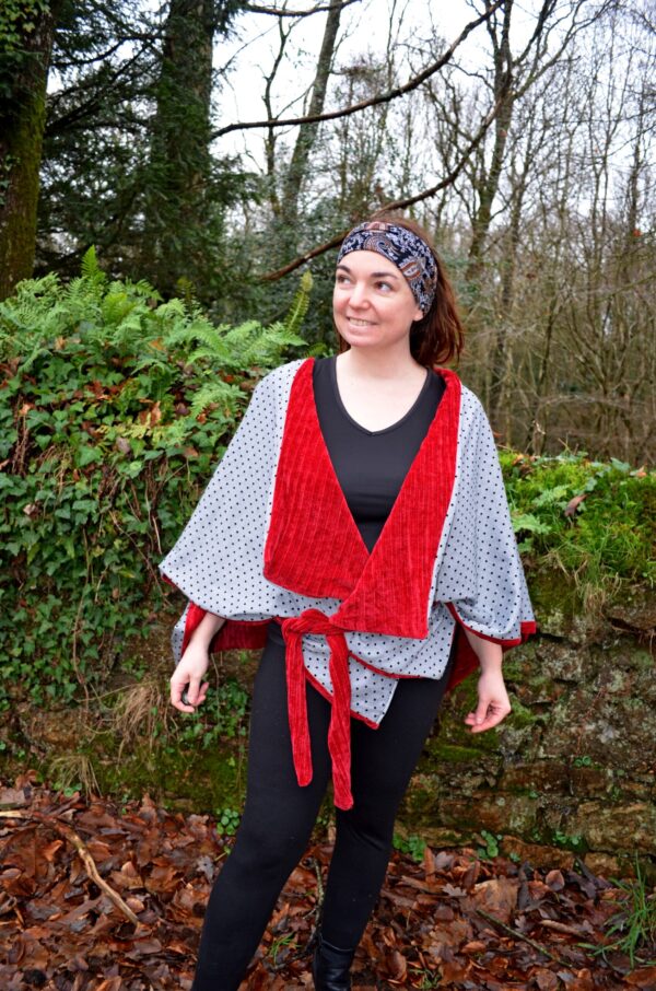 poncho gris et rouge