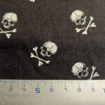 Jersey coton enfant fille garçon tissu pirates cranes et os