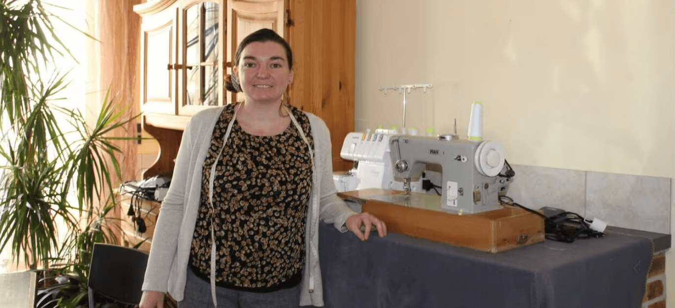 Stéphanie Cousinard dans son atelier de couture à Pédernec