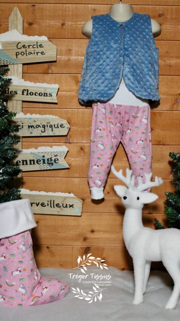 sarouel et la chaussette de Noël assortis avec un gilet sans manche